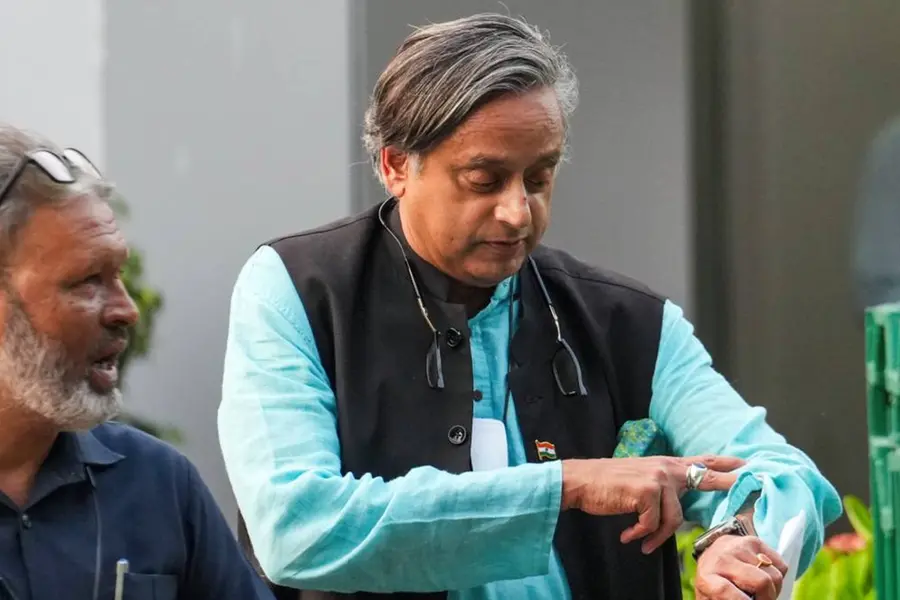 'ഇന്ത്യ-പാക് സംഘര്ഷം വ്യക്തിപരമായ അഭിപ്രായം പറയാനുള്ള സമയമല്ല'; ശശി തരൂരിന് കോണ്ഗ്രസിന്റെ താക്കീത്