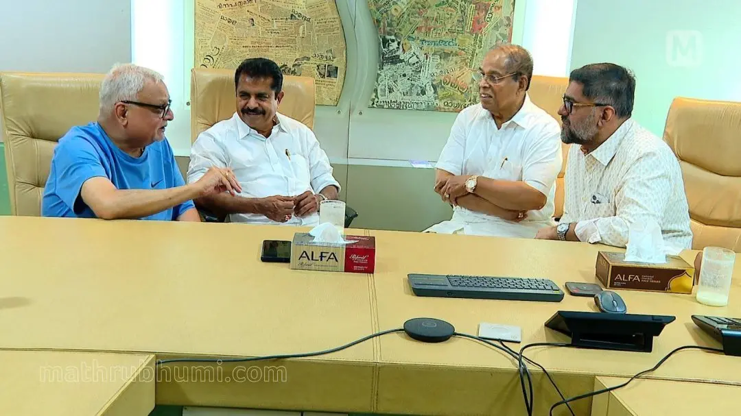 യുഡിഎഫ് കൺവീനർ അടൂർ പ്രകാശ് എംപി മാതൃഭൂമി ഓഫിസ് സന്ദർശിച്ചപ്പോൾ. മാതൃഭൂമി മാനേജിങ് ഡയറക്ടർ എം.വി. ശ്രേയാംസ് കുമാർ, മാതൃഭൂമി ചെയർമാനും മാനേജിങ് എഡിറ്ററുമായ പി.വി ചന്ദ്രൻ, ജോയിന്റ് മാനേജിങ് എഡിറ്റർ പി.വി നിധീഷ് എന്നിവർ സമീപം | ഫോട്ടോ: മാതൃഭൂമി