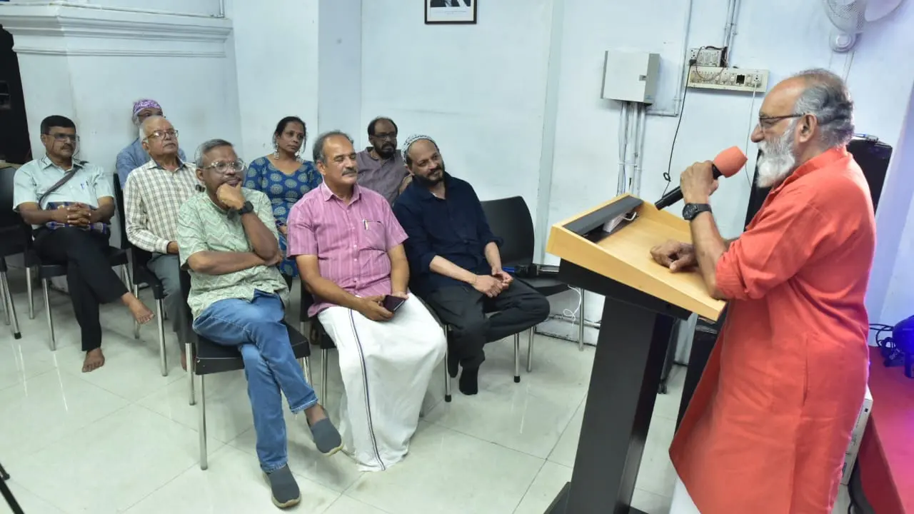 ഇംപ്രോവ് നാടകക്കളരി സമാപന സമ്മേളനത്തിൽ കലാധരൻ സംസാരിക്കുന്നു | ഫോട്ടോ: ബിജു കാരക്കോണം