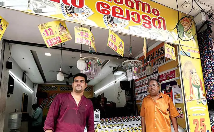 പുതിയസ്റ്റാൻഡിലെ 'ശ്രീമഹാലക്ഷ്മി ലോട്ടറി ഏജന്റ്സി'ന്‍റെ ഉടമ അഖിലൻ ചന്ദ്രശേഖറും മകൻ ജീവൻ ചക്രവർത്തിയും കടയ്ക്കുമുന്നിൽ