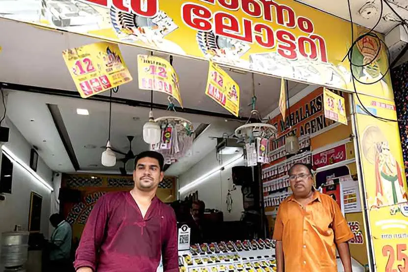 'പല തവണ സമ്മാനമടിച്ചിട്ടുണ്ട്, ഇങ്ങനൊന്ന് ഇതാദ്യം': ഒരുകോടിയുടെ ഭാഗ്യത്തിനുപിന്നാലെ ആളിപ്പടർന്ന് തീ