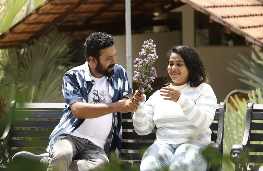 നേരറിയും നേരത്ത് എന്ന ചിത്രത്തിൽ അഭിറാം രാധാകൃഷ്ണനും ഫറാ ഷിബ്‌ലയും | ഫോട്ടോ: അറേഞ്ച്ഡ്