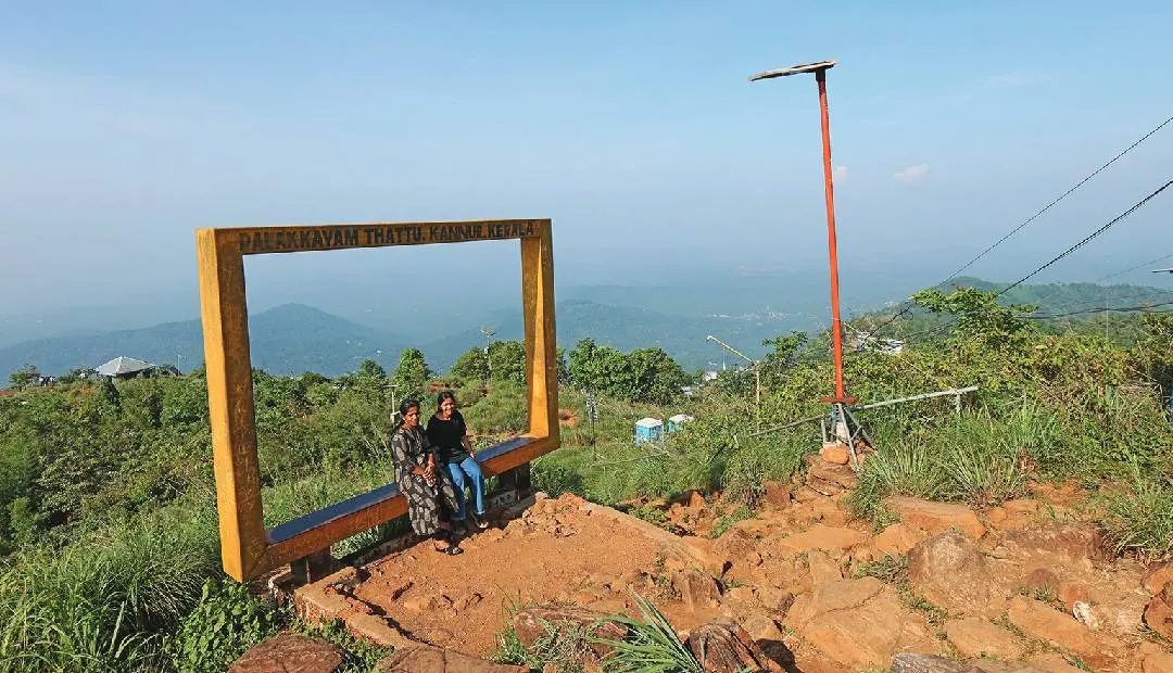 തകര്ന്ന് കാടുകയറിയ കളിയിടങ്ങള്. പാലക്കയം തട്ടിലെ കാഴ്ച | ഫോട്ടോ : സി.സുനില് കുമാര്