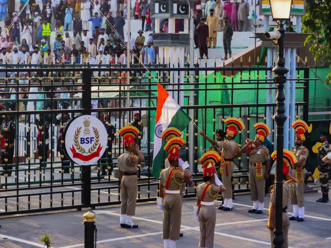 അട്ടാരി-വാഗാ അതിര്ത്തിയിലെ ബീറ്റിങ് റിട്രീറ്റ് ചടങ്ങില് നിന്ന് |ഫോട്ടോ:PTI