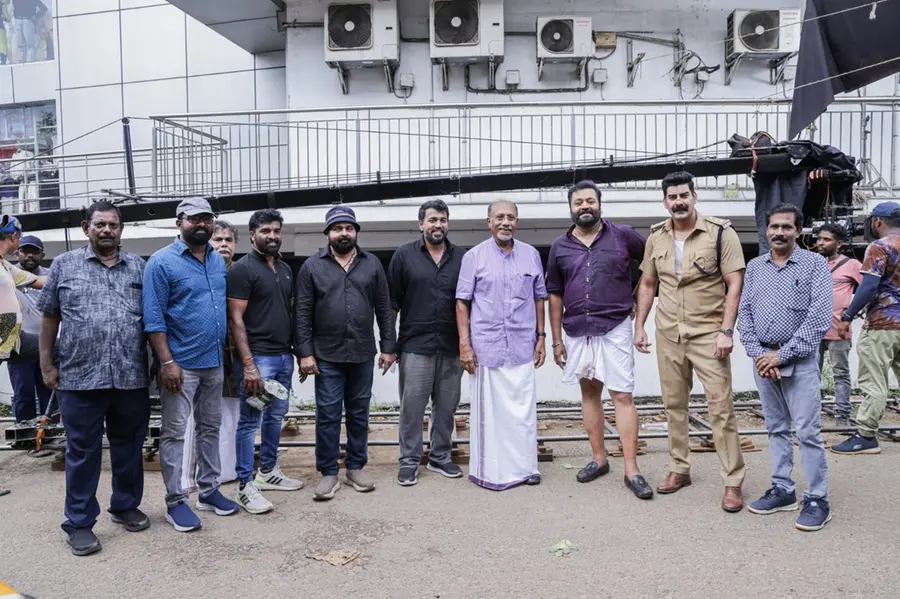 പാലാ കുരിശുപള്ളിക്കുമുന്നിൽ മുട്ടനിടിയുമായി സുരേഷ് ഗോപിയും കബീർ ദുഹാനും, 'സംവിധാനം' ചെയ്ത് ഭദ്രൻ