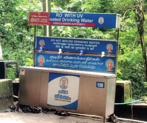 നീലിമലയില്‍ ഷോക്കേറ്റ് തീര്‍ഥാടക മരിച്ച സ്ഥലത്തെ വൈദ്യുതത്തൂണും കുടിവെള്ള കിയോസ്‌കും