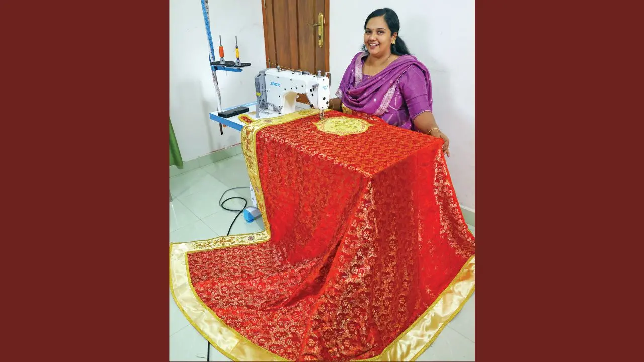 വൈദികരുടെ കാപ്പ വസ്ത്രം തയ്ക്കുന്ന ടിറ്റി ബിജോ | ഫോട്ടോ: സി. ബിജു