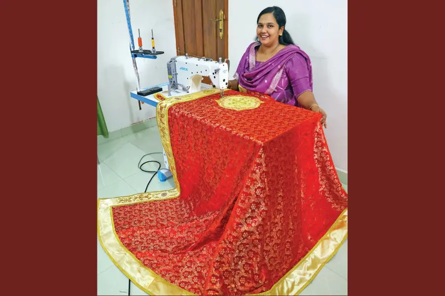 'മഹിമയും അഴകുമേകാന്' ടിറ്റി തുന്നുന്നു, തിരുവസ്ത്രങ്ങള്