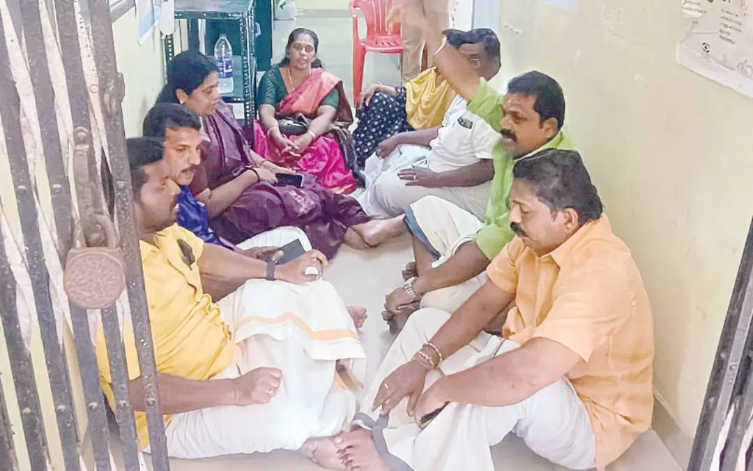 നഗരസഭയിലെ അങ്കണവാടികളിലെ സ്ഥിരം നിയമനങ്ങളിൽക്രമക്കേട് ആരോപിച്ച് നഗരസഭ ഐസിഡിഎസ് ഓഫീസറുടെ ഓഫീസ് ബിജെപി കൗൺസിലർമാർ ഉപരോധിക്കുന്നു