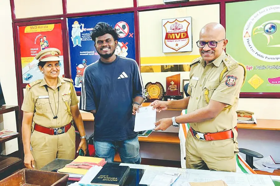 അമ്മയാണ് 'ആശാൻ'; കെവിന് വളയം പിടിക്കാൻ ഒരു കൈ ധാരാളം, ലൈസൻസ് നേരിട്ട് കൈമാറി ആർടിഒ
