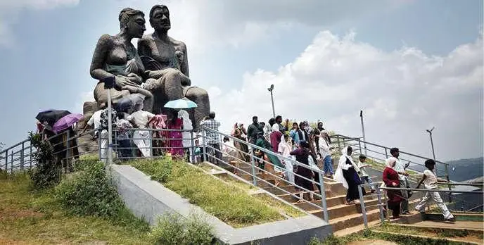 രാമക്കൽമേട്ടിൽ എത്തിയ സഞ്ചാരികൾ