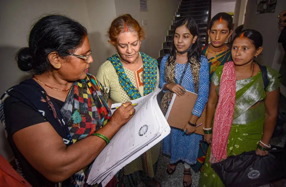 ബിഹാറില് സെന്സസിന് എത്തിയ ഉദ്യോഗസ്ഥര് ആളുകളുടെ വിവരങ്ങള് ശേഖരിക്കുന്നു| ഫോട്ടോ: പി.ടി.ഐ