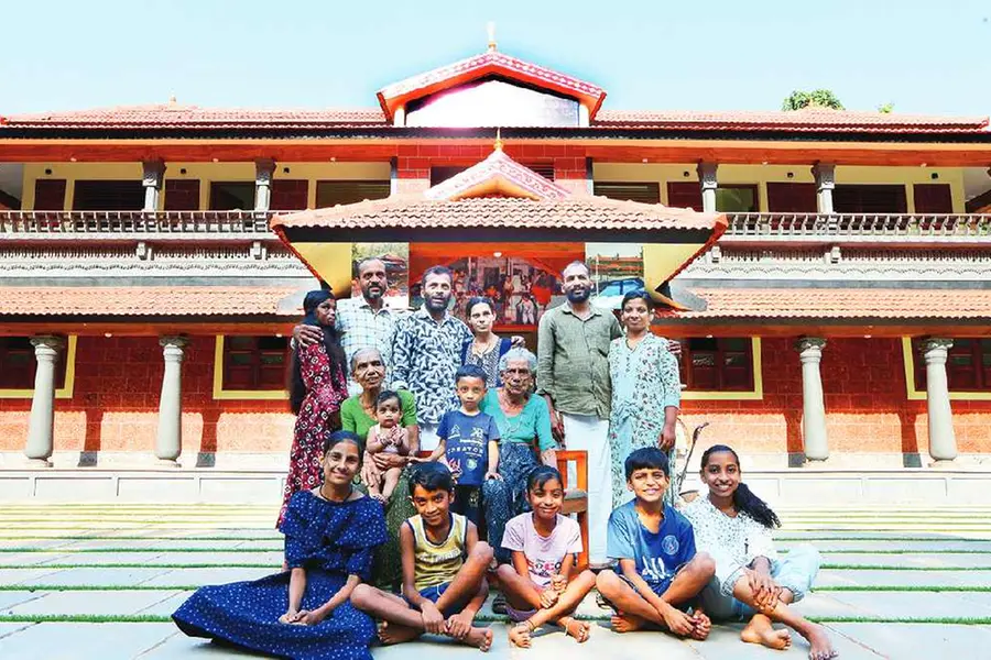 പുറത്തുനിന്ന് നോക്കിയാല്‍ ഒരൊറ്റ വീട്, ഉള്ളില്‍ മൂന്ന് വീട്; ഇത് കാസര്‍കോട്ടെ 'ത്രീ ഇന്‍ വണ്‍'