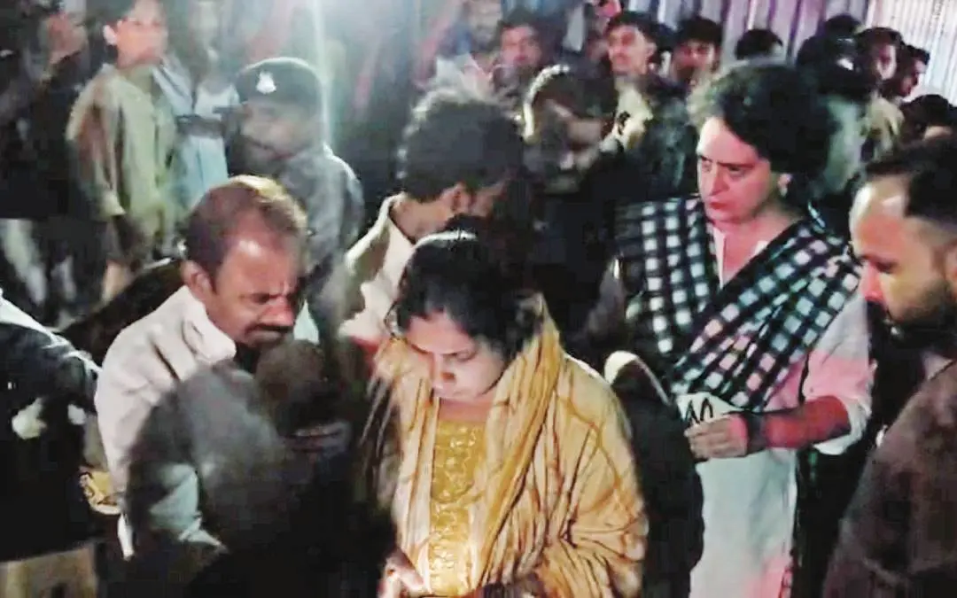 കല്പറ്റയിലേക്കുള്ള യാത്രയ്ക്കിടെ വാഹനാപകടത്തില് പരിക്കേറ്റവരുമായി പ്രിയങ്കാഗാന്ധി സംസാരിക്കുന്നു