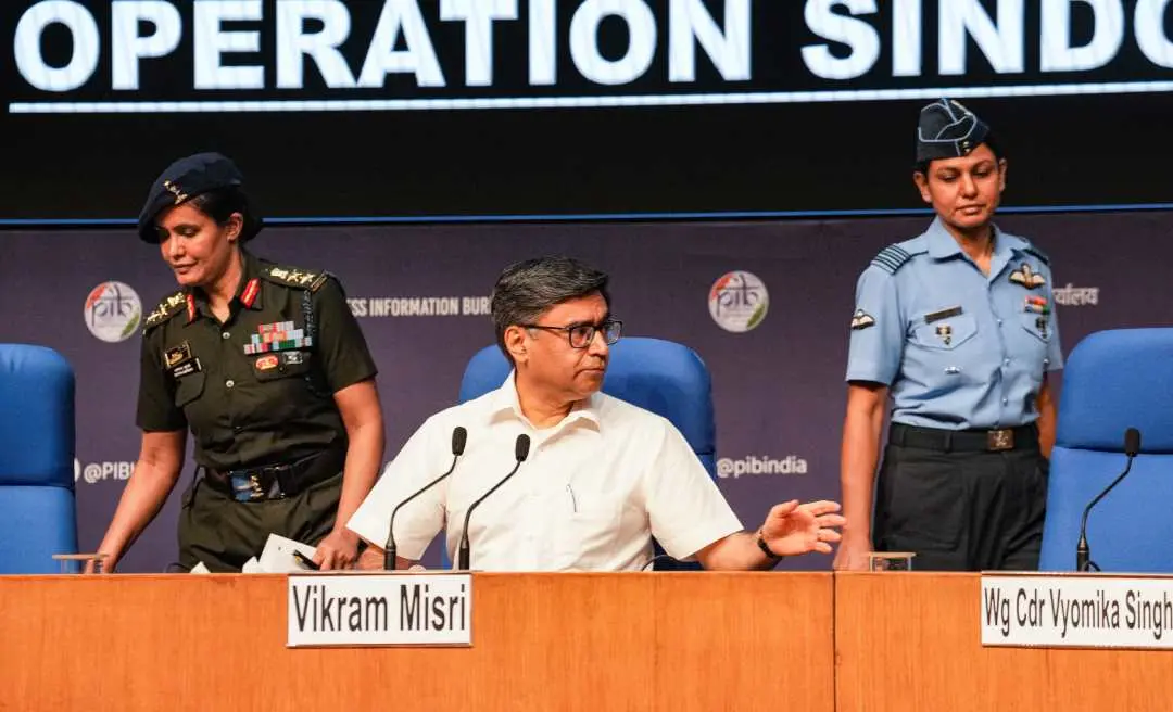 വിദേശകാര്യ സെക്രട്ടറി വിക്രം മിസ്രിക്കൊപ്പം വാര്ത്താസമ്മേളനത്തിനെത്തിയ വ്യോമസേനാ വിങ് കമാന്ഡര് വ്യോമിക സിങ്, ആര്മി കേണല് സോഫിയ ഖുറേഷി എന്നിവര് |ഫോട്ടോ:PTI