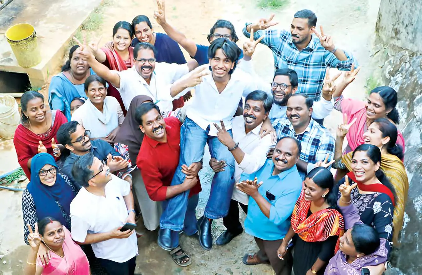 മുഴുവൻ വിഷയങ്ങളിലും എ പ്ലസ് നേടിയ വെള്ളാർമല ജിവിഎച്ച്എസ്എസിലെ കെ.എം. ആദിലിനെ എടുത്തുയർത്തി സന്തോഷംപങ്കിടുന്ന അധ്യാപകർ
