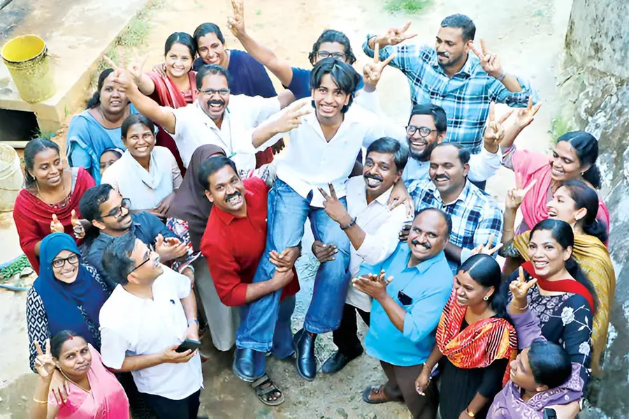 മഹാദുരന്തത്തിനും തോൽപ്പിക്കാനാവില്ല, പരീക്ഷ എഴുതിയ 55 പേർക്കും ജയം; സന്തോഷത്തിലും കണ്ണീരായി ആ ഏഴുപേർ