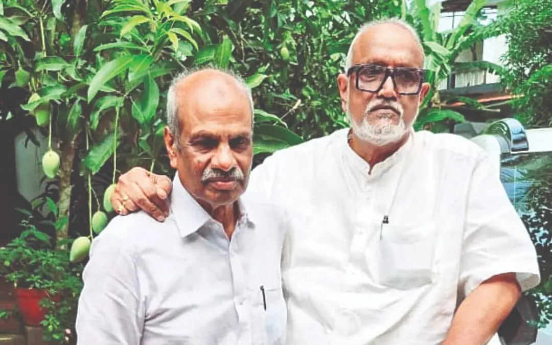 ഹൈദരലിക്കൊപ്പം വി.കെ. ശ്രീരാമൻ തിരുനാരായണപുരത്തെ വീട്ടുമുറ്റത്ത്