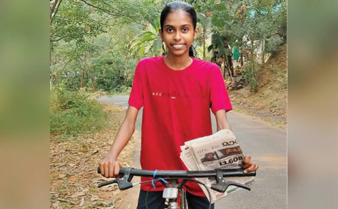 പത്രവിതരണത്തിന് സൈക്കിളിൽപോകുന്ന അമ്മു