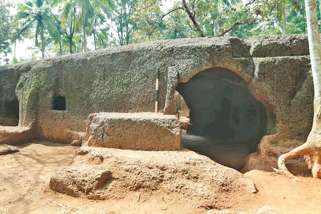 • ഫറോക്ക് കോട്ടയിൽ നാണയത്തിന്റെ കമ്മട്ടമായി ഉപയോഗിച്ചെന്നുകരുതുന്ന ചെങ്കൽ അറ
