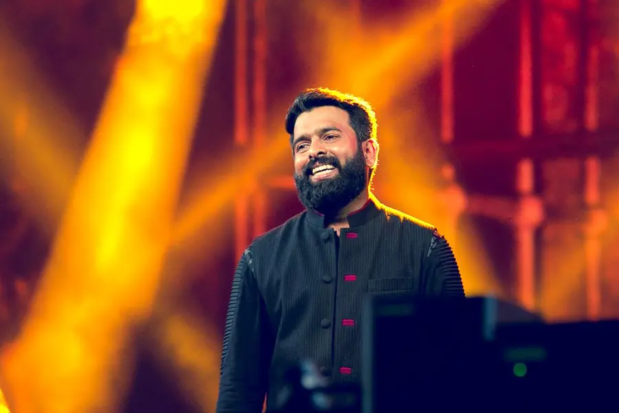 'ഉദിത് നാരായൺ അല്ലേ, ഒരു ഫോട്ടോ എടുത്തോട്ടേയെന്ന് അയാൾ ചോദിച്ചു'; സന്തോഷ് നാരായണന്റെ രസകരമായ അനുഭവം