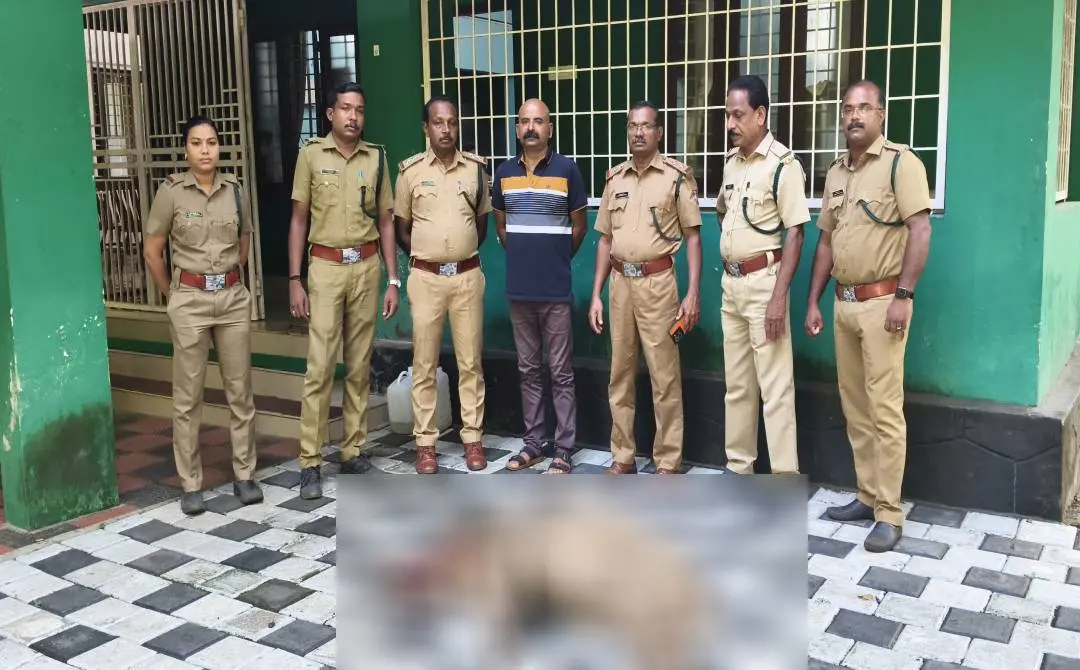 പിടിയിലായ അഭിഭാഷകനുമായി വനംവകുപ്പ് ഉദ്യോഗസ്ഥര്