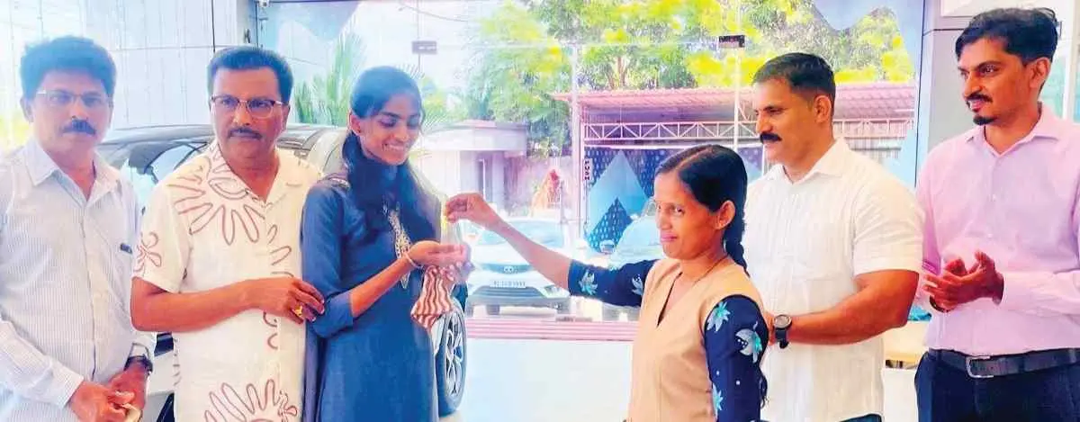 • ഒൻപതുമാസം മുൻപ് നഷ്ടപ്പെട്ട സ്വർണച്ചെയിൽ കൂട്ടപ്പുന്നയിലെ കെ.വി. ധന്യ കാർ ഷോറൂം ജീവനക്കാരി പെരുമ്പളയിലെ പി. രജനിയിൽനിന്ന് സ്വീകരിക്കുന്നു