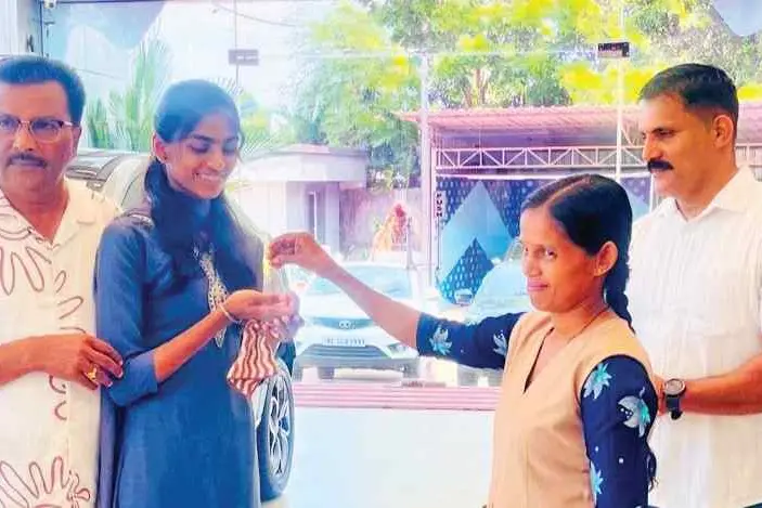 കാർ ഷോറൂം ജീവനക്കാരിയുടെ സത്യസന്ധത; ഒൻപത് മാസത്തിനുശേഷം ധന്യക്ക് തിരിച്ചുകിട്ടി സ്വർണച്ചെയിൻ