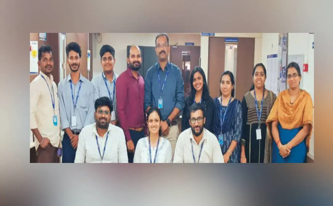 ഫെഡറൽ ബാങ്ക് പന്തളം ശാഖയിലെ ഉദ്യോഗസ്ഥരായ അഖില റോയ്, ഗോകുൽ ജി.പിള്ള, അനൂപ് എസ്. കുമാർ (ഇരിക്കുന്നത്), ശാഖാ മാനേജർ അൽഫോൻസ് ടോം തോമസ് (നടുവിൽ) എന്നിവർ മറ്റ് ഉദ്യോഗസ്ഥർക്കൊപ്പം