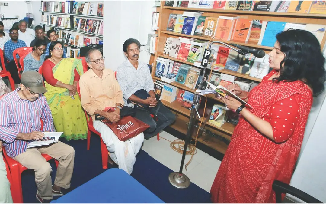 അജി ബഷീർ പുസ്തകചർച്ച നയിക്കുന്നു