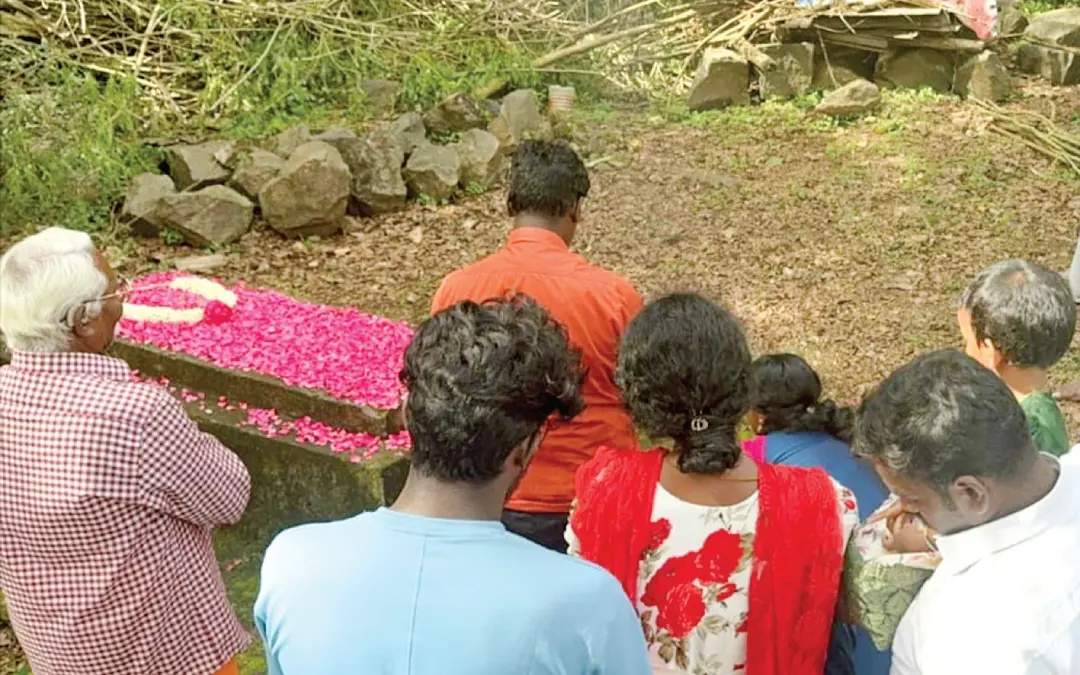 പീഡനത്തിന് ഇരയായി കൊല്ലപ്പെട്ട ആറുവയസ്സുകാരിയുടെ മൃതദേഹം അടക്കംചെയ്ത സ്ഥലത്ത് ബന്ധുക്കൾ പ്രാർഥിക്കുന്നു