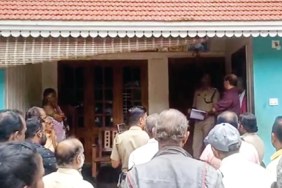 അഞ്ചുമക്കൾ, എന്നിട്ടും തലചായ്ക്കാൻ ഇടമില്ല; അമ്മ വരുന്നതറിഞ്ഞ് മകനും ഭാര്യയും വീടുപൂട്ടി സ്ഥലംവിട്ടു
