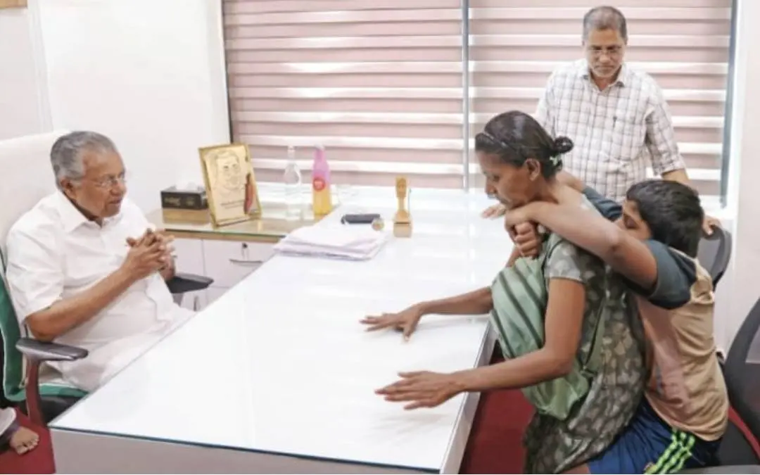 കാലിന് സ്വാധീനം നഷ്ടപ്പെട്ട പത്താംതരം വിദ്യാർഥി ദേവതീർഥിനെ ചുമലിലേന്തി മുഖ്യമന്ത്രി പിണറായി വിജയന് നിവേദനം നൽകാനെത്തിയ അമ്മ പ്രജിഷ. പിണറായി കൺവെൻഷൻ സെന്ററിലെ എംഎൽഎ ഓഫീസിൽനിന്നാണ് ഞായറാഴ്ച മുഖ്യമന്ത്രി നിവേദനങ്ങൾ സ്വീകരിച്ചത്