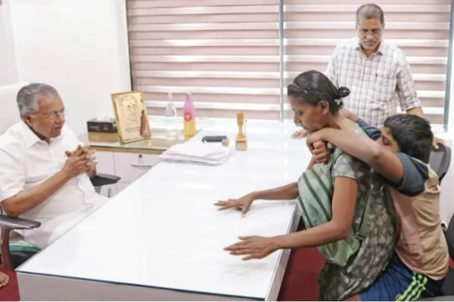 അമ്മയുടെ ചുമലിലേറി ദേവതീർഥ് പാടി: 'ഏവർക്കുമാശ്രയം മുഖ്യമന്ത്രി...'; കൈയടിക്കാൻ പറഞ്ഞ് മുഖ്യമന്ത്രി