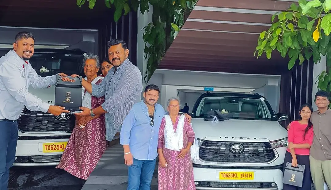 നടന് ബോബി കുര്യന് പുതിയ ഇന്നോവ ഹൈക്രോസ് എക്സ്ക്ലുസീവ് എഡിഷനുമായി | Photo: Facebook/Bobby Kurian