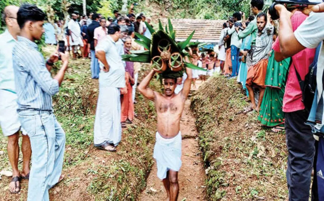 കൊട്ടിയൂർ വൈശാഖ മഹോത്സവത്തിലെ പ്രധാന ചടങ്ങായ കലശപൂജയ്ക്കുള്ള കലങ്ങളുമായി മുഴക്കുന്ന് നല്ലൂർ വയലുങ്കരയിൽനിന്ന് നല്ലൂരാൻ എന്ന് വിളിക്കുന്ന കുലാലസ്ഥാനികന്റെ നേതൃത്വത്തിൽ പുറപ്പെടുന്നു