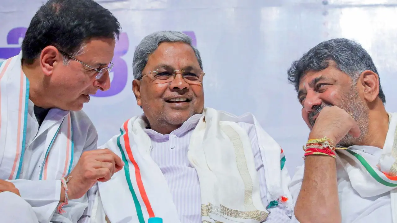 കർണാടക മുഖ്യമന്ത്രി സിദ്ധരാമയ്യക്കും ഉപമുഖ്യമന്ത്രി ഡി.കെ. ശിവകുമാറിനുമൊപ്പം എഐസിസി ജനറല് സെക്രട്ടറി രണ്ദീപ് സുര്ജെവാല | Photo: ANI