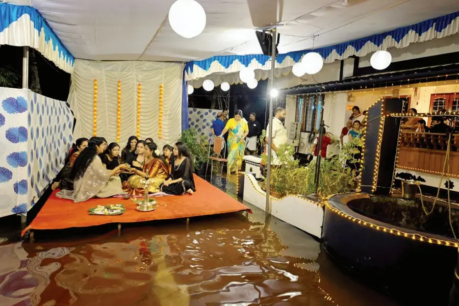 മഴ കനത്തു, വീട്ടുപരിസരത്ത് വെള്ളംകയറി; വെള്ളക്കെട്ടിന് മീതെ തട്ടിട്ട് കല്യാണ ഒരുക്കം