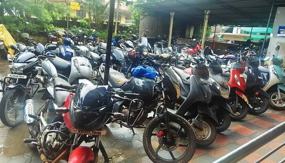 മലപ്പുറം ജില്ലാ പോലീസിന്റെ 'ഓപ്പറേഷൻ ലാസ്റ്റ് ബെൽ' പ്രത്യേക പരിശോധനയുടെ ഭാഗമായി പിടിച്ചെടുത്ത വാഹനങ്ങൾ.