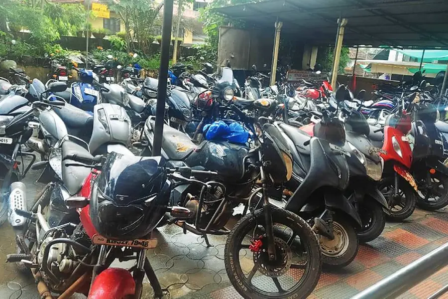 ലൈസന്സില്ല, സ്കൂളിലെത്തുന്നത് ബൈക്കിൽ, പിടിച്ചത് 46 ഇരുചക്ര വാഹനങ്ങൾ; കേസും പിഴയും രക്ഷിതാവിന്