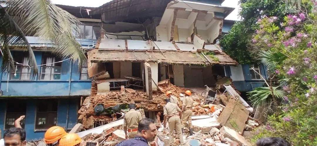 കോട്ടയം മെഡിക്കൽ കോളേജിലെ തകർന്നുവീണ കെട്ടിടം | ഫോട്ടോ: മാതൃഭൂമി