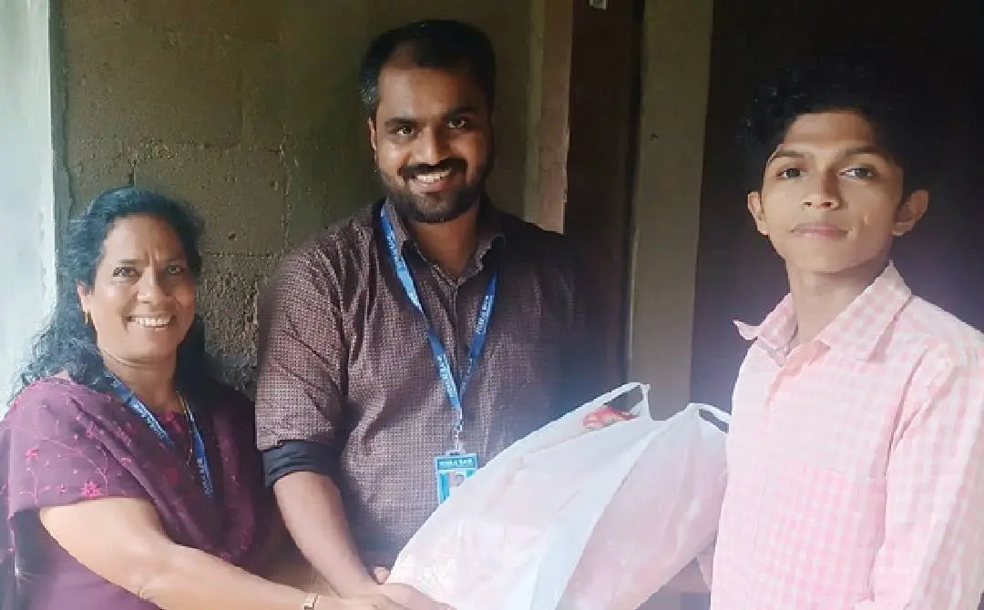 നീറ്റ് പരീക്ഷയിൽ 2441-ാം സ്ഥാനം ലഭിച്ച കണ്ണംപടി കിഴുകാനം പുത്തൻപുരയ്ക്കൽ പി.കെ. ലിയോയെ ഉപ്പുതറ ഫെഡറൽ ബാങ്ക് അധികൃതർ വീട്ടിലെത്തി അഭിനന്ദിക്കുന്നു