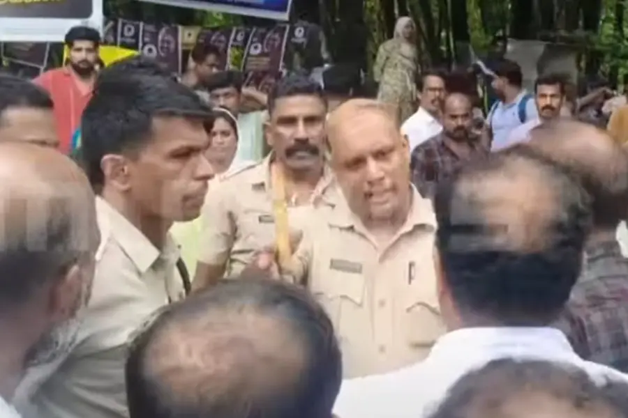 പോളിങ് ബൂത്തിൽ LDF - UDF സംഘർഷം; 2 പേർ പോലീസ് കസ്റ്റഡിയിൽ