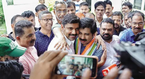 തിരഞ്ഞെടുപ്പ് പ്രചരണത്തിനിടെ നിലമ്പൂരിലെത്തിയ ഡിസിസി പ്രസിഡന്റ് വി.എസ്. ജോയിയെ യുഡിഎഫ് സ്ഥാനാർഥി ആര്യാടൻ ഷൗക്കത്ത് ആലിംഗനം ചെയ്യുന്നു.