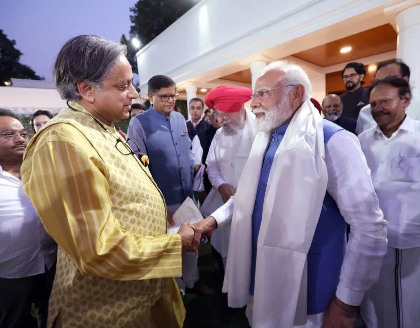 ശശി തരൂർ നരേന്ദ്ര മോദിയ്ക്കൊപ്പം| Photo: ANI