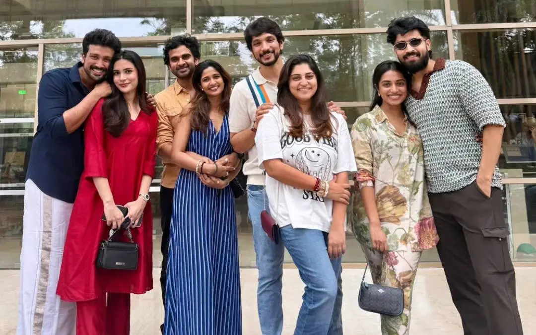 മഞ്ജിമ പങ്കുവെച്ച ചിത്രം- കാളിദാസ് ജയറാം, ഭാര്യ തരിണി കലിംഗരായർ, അശോക് സെല്വൻ, കീര്ത്തി പാണ്ഡ്യൻ, മഞ്ജിമ, ഗൗതം കാര്ത്തിക്, നര്മദാ ഉദയകുമാര്, ഹരീഷ് കല്യാണ് എന്നിവർ