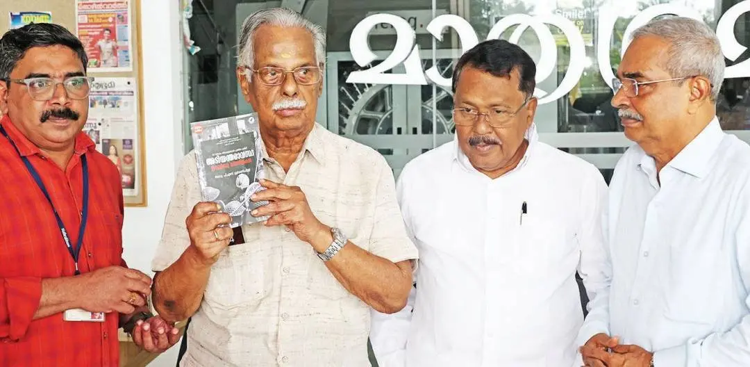 മാതൃഭൂമി ബുക്സ് പ്രസിദ്ധീകരിച്ച ഗോവ ഗവര്ണര് അഡ്വ. പി.എസ്.ശ്രീധരന് പിള്ളയുടെ 'അടിയന്തരാവസ്ഥ ഇരുട്ടിന്റെനിലവിളികള്' പുസ്തകത്തിന്റെ മൂന്നാംപതിപ്പ് കണ്ണൂരില് കഥാകൃത്ത്ടി.പത്മനാഭന് പ്രകാശനം ചെയ്യുന്നു. മാതൃഭൂമി കണ്ണൂര് റീജണല് മാനേജര് ജഗദീഷ് ജി., പി.എസ്.ശ്രീധരന് പിള്ള, റിട്ട. ജസ്റ്റിസ് കെ.ടി.ജ്യോതീന്ദ്രനാഥ് എന്നിവര് സമീപം