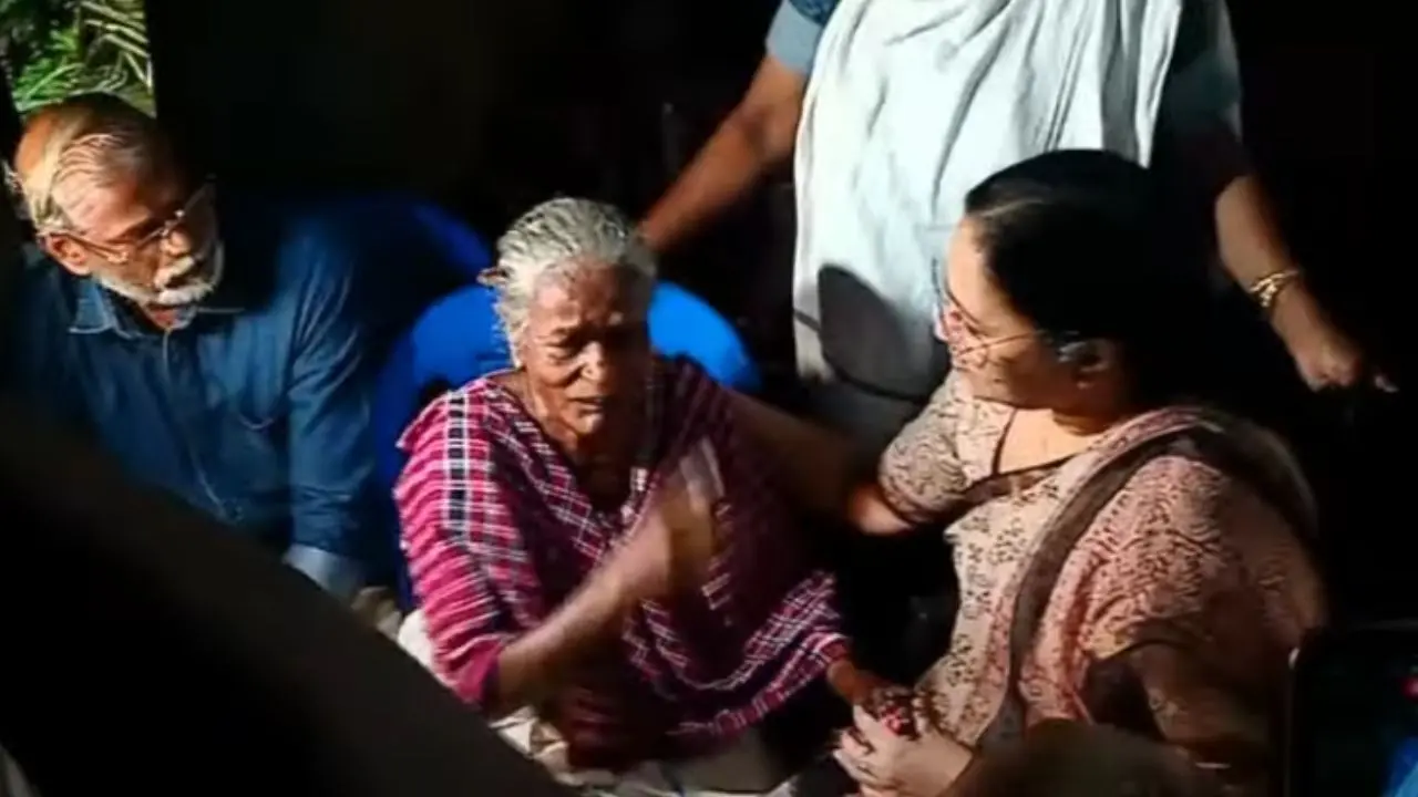 ആരോഗ്യമന്ത്രി വീണാ ജോർജ് ബിന്ദുവിന്റെ അമ്മയെ ആശ്വസിപ്പിക്കുന്നു (image: special arrangement)