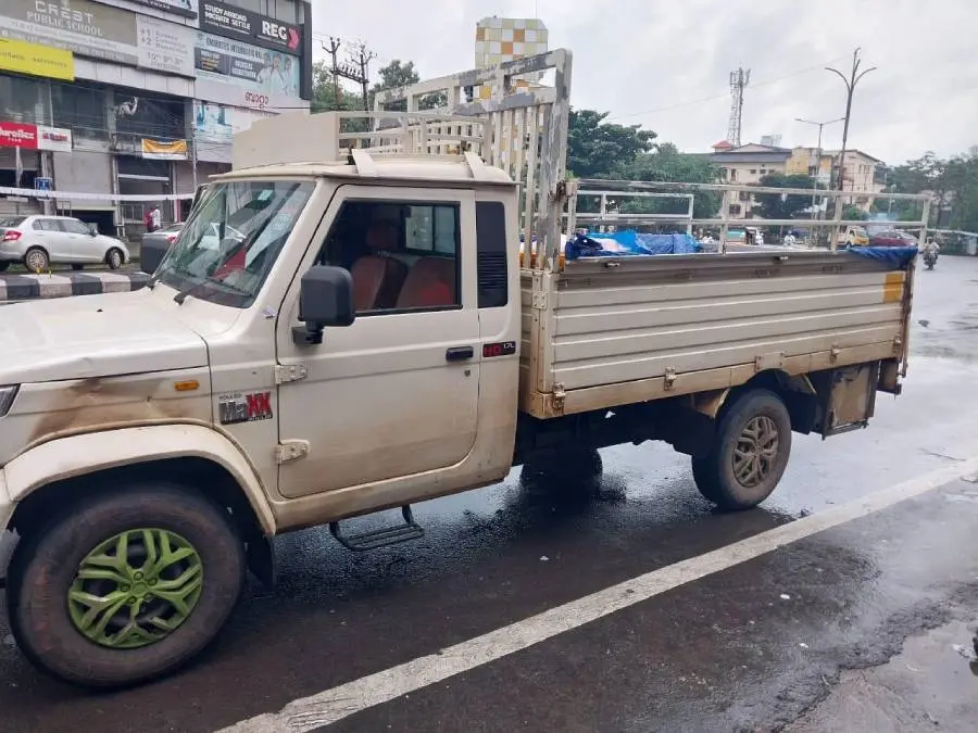 കോഴിക്കോട് നഗരത്തില്‍ പഴകിയ കോഴിയിറച്ചി പിടികൂടിയ വാഹനം