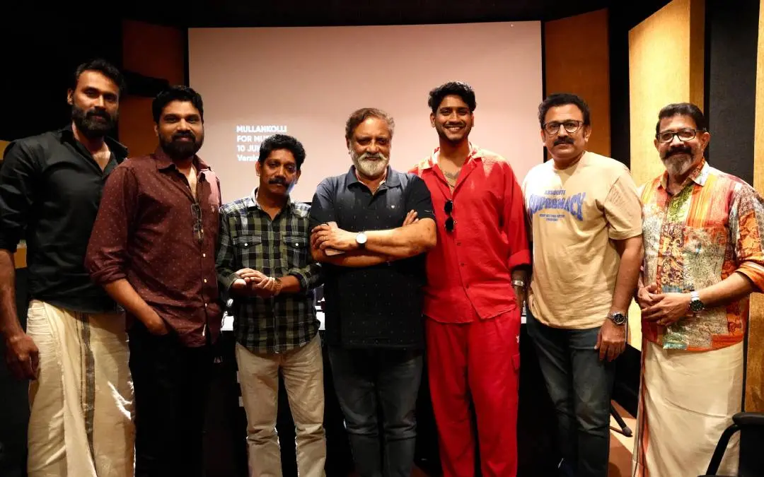 അഖില് മാരാരും ജോയ് മാത്യുവും ചിത്രം കാണാന് എത്തിയപ്പോള് | Photo: Special Arrangement